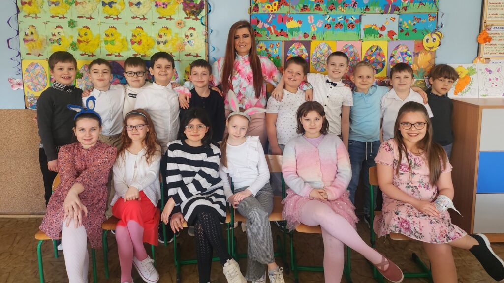 Wielkanocne śniadanie w klasie 2 – radość, tradycja i wspólne świętowanie.